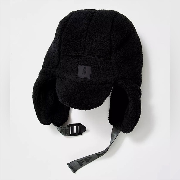 Free People Ascend Fleece Trapper Hat In Black NWOT - Picture 3 of 14